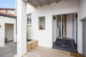 remont domu z drewnianym tarasem w obiekcie Modern and calm flat with terrace - Biarritz - Welkeys w Biarritz