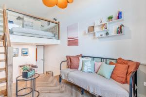 un soggiorno con divano e finestra di 3 stars Juste la plage studio facing the sea - Houlgate - Welkeys a Houlgate
