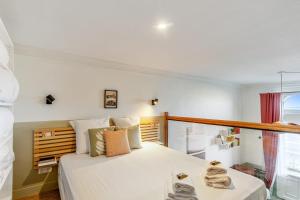 una camera da letto con un grande letto bianco e una finestra di 3 stars Juste la plage studio facing the sea - Houlgate - Welkeys a Houlgate