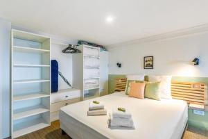 una camera con un grande letto bianco e scaffali di 3 stars Juste la plage studio facing the sea - Houlgate - Welkeys a Houlgate