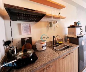 encimera de cocina con fregadero y microondas en Lovely Studio Condominiums at Mesavirre Garden Residences Bacolod, en Bacolod
