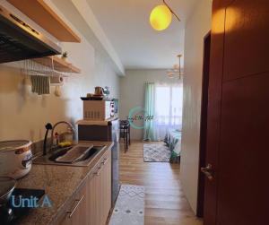 Una cocina o cocineta en Lovely Studio Condominiums at Mesavirre Garden Residences Bacolod