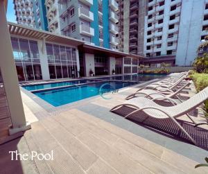 La alberca dentro o cerca de Lovely Studio Condominiums at Mesavirre Garden Residences Bacolod