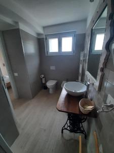 Koupelna v ubytování B&B La casa dei nonni Assergi + 25 fotografií