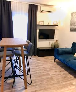 uma sala de estar com uma mesa e um sofá em Apartments Mare em Punat