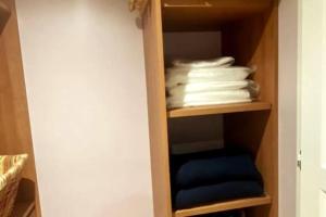 um armário com toalhas brancas e toalhas azuis em Mobil home de Patricia et Franck à Sigean em Sigean