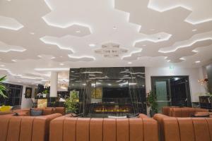 - un hall avec des canapés et un plafond dans l'établissement Hotel Crystal, à Orebić
