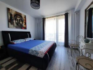 北瑪麥亞–納沃達里的住宿－Mamaia Apartament Familia & Copilul，一间卧室设有蓝色的床和窗户。