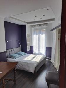 Posteľ alebo postele v izbe v ubytovaní L'appARTement - chambre avec salle de bains et wc dans une galerie d'art