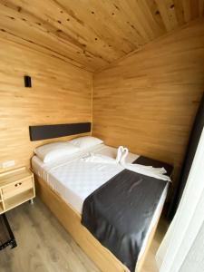 Postel nebo postele na pokoji v ubytování Riverside Gocek Apart Otel