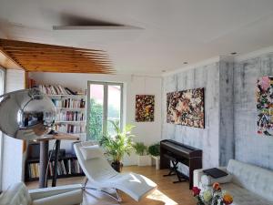 Posedenie v ubytovaní L'appARTement - chambre avec salle de bains et wc dans une galerie d'art