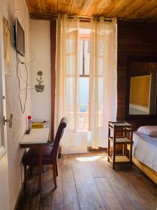 - une chambre avec un bureau, un lit et une fenêtre dans l'établissement Laurentissime, à Saint-Laurent-du-Var