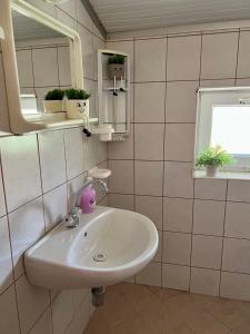 y baño con lavabo y espejo. en Villa MAXIMILIYAN, en Albena