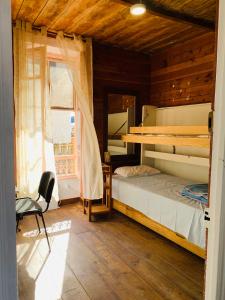 - une chambre avec 2 lits superposés et une fenêtre dans l'établissement Laurentissime, à Saint-Laurent-du-Var