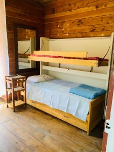 מיטה או מיטות קומותיים בחדר ב-Laurentissime