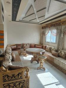 un soggiorno con divano e tavolo di Appart Hicham a Tangeri