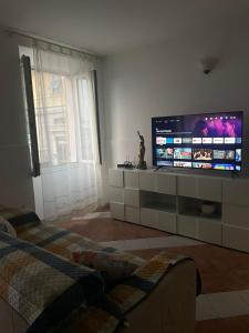 un soggiorno con una grande TV a schermo piatto di Brezza Marina 3021 a Genova