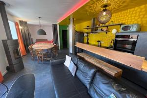 salon z kanapą i kuchnią w obiekcie Le Postillon Quinto w mieście Entremont-le-Vieux