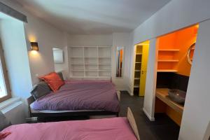 niewielka sypialnia z 2 łóżkami i łazienką w obiekcie Le Postillon Quinto w mieście Entremont-le-Vieux