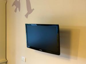 A television and/or entertainment centre at Fattoria Palazzeta - Pet & Family Friendly
