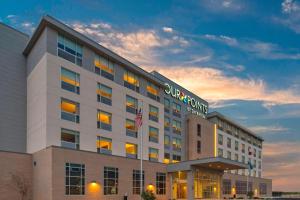 un bâtiment d'hôtel avec un panneau éclairé dans l'établissement Four Points by Sheraton Midland, à Midland