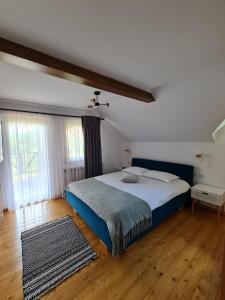- une chambre avec un grand lit et du parquet dans l'établissement Vama Chalet, à Molidu
