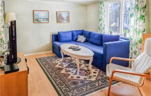オーフスにある1 Bedroom Stunning Home In husのリビングルーム(青いソファ、テーブル付)
