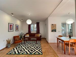 een woonkamer met een bank en een tafel bij Lamada Family Two Bedroom Apartment in Budva
