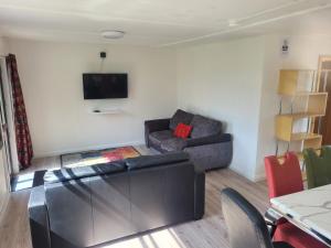 Μια τηλεόραση ή/και κέντρο ψυχαγωγίας στο The Cabin Getaway