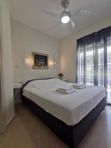 una camera da letto con un letto grande e una finestra di Thalassa apartment Perea a Perea