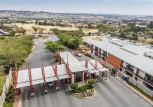 uma vista aérea de um edifício com estacionamento em Jackal Creek em Joanesburgo