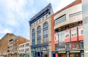 eine Gruppe von Gebäuden auf einer Stadtstraße in der Unterkunft Hébergement touristique ▐ 335 Saint Joseph E▐ in Québec