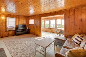 un soggiorno con un divano e una TV di Waterfront Cottage with Sunroom and Patio and Grill a Clinton