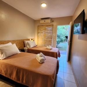 Habitación de hotel con 2 camas y toallas. en Casa Aqua hotel boutique en Mendoza