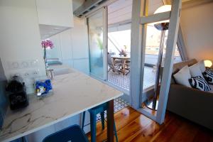 uma cozinha com um balcão e uma sala de estar em Loft en duplex avec terrasse Halles em Biarritz
