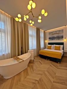 Villa Olivetta heritage residence في كريكفينيسا: غرفة نوم مع سرير وحوض استحمام في غرفة