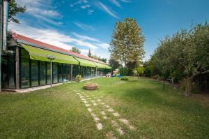 un edificio con techo verde y patio de césped en Vecchia Fattoria en Loreto