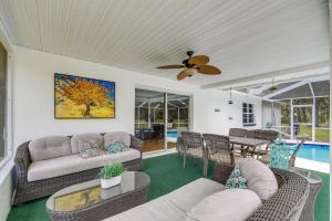 sala de estar con sofá, sillas y mesa en Spacious Citrus Hills Home with Pool and Game Room!, en Hernando