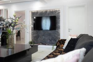 En tv och/eller ett underhållningssystem på Nina's Luxury Apartments