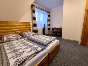 1 dormitorio con 1 cama con cabecero de madera en Pokoje u Tylków en Zakopane