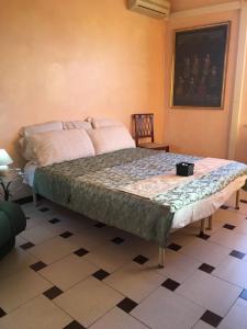 um quarto com uma cama grande num quarto em Casa vacanze Gilli em Cagliari