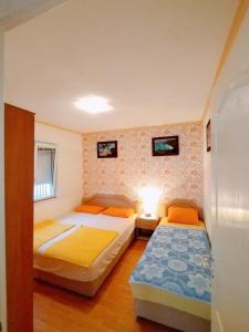 Postel nebo postele na pokoji v ubytování Apartmani LJUBICA