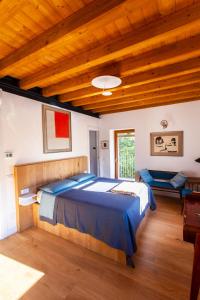 een slaapkamer met een groot bed en een houten plafond bij B&B Villa Grazia in Darfo