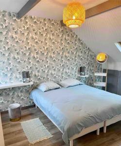 1 dormitorio con 1 cama grande y pared en Maison de pêcheur-Étaples (proche Touquet), en Étaples