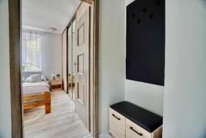 - une chambre avec un miroir et un lit dans une pièce dans l'établissement APARTAMENT SOLINA, à Solina