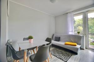 uma sala de estar com uma mesa e cadeiras e um sofá em APARTAMENT SOLINA em Solina