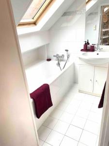 a white bathroom with a sink and a bath tub at Maison de pêcheur-Étaples (proche Touquet) in Étaples