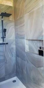 uma casa de banho com um chuveiro, um WC e um lavatório. em Dreve 14 - bovenverdieping em Staden