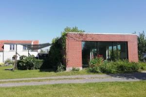 a brick house with a window in a yard at Dreve 14 - bovenverdieping in Staden