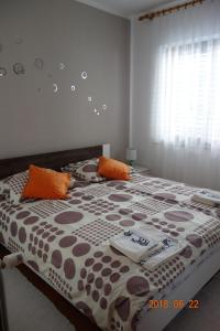 um quarto com uma cama grande e um cobertor de bolinhas em Apartman Stella em Fasana